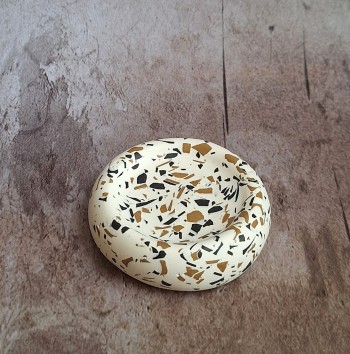 Bandeja Anillos Terrazzo Negro y Ochre en Blanco