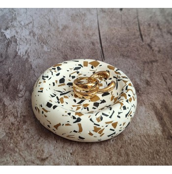 Bandeja Anillos Terrazzo Negro y Ochre en Blanco