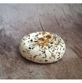 Bandeja Anillos Terrazzo Negro y Ochre en Blanco