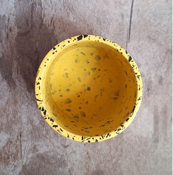 Bote Terrazzo Negro en Mostaza