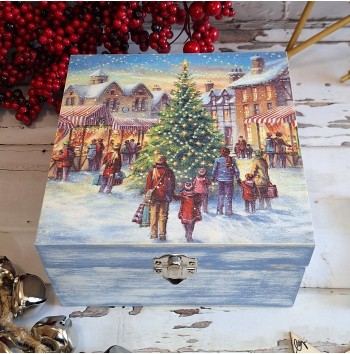 Caja Familias frente al árbol