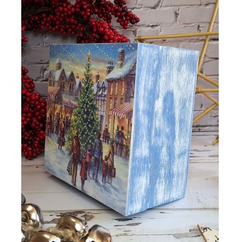 Caja Familias frente al árbol