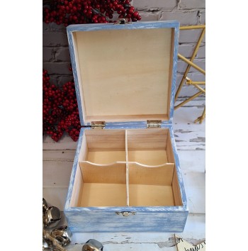 Caja Familias frente al árbol