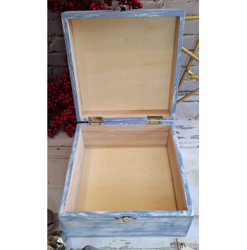 Caja Familias frente al árbol