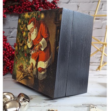 Caja Papa Noel junto al árbol