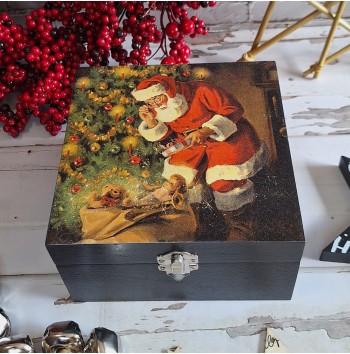 Caja Papa Noel junto al árbol