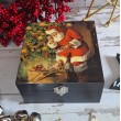 Caja Papa Noel junto al árbol