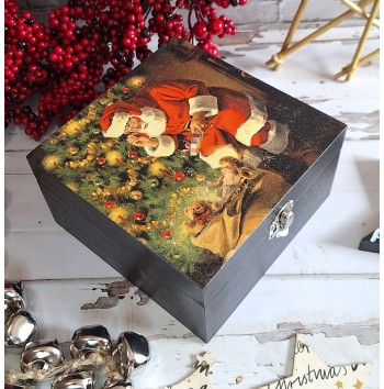Caja Papa Noel junto al árbol